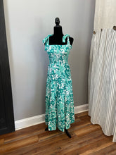 Load image into Gallery viewer, Green Floral Print Smock Dress
