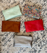 Load image into Gallery viewer, Jen &amp; Co. Riley Wristlet/Crossbody
